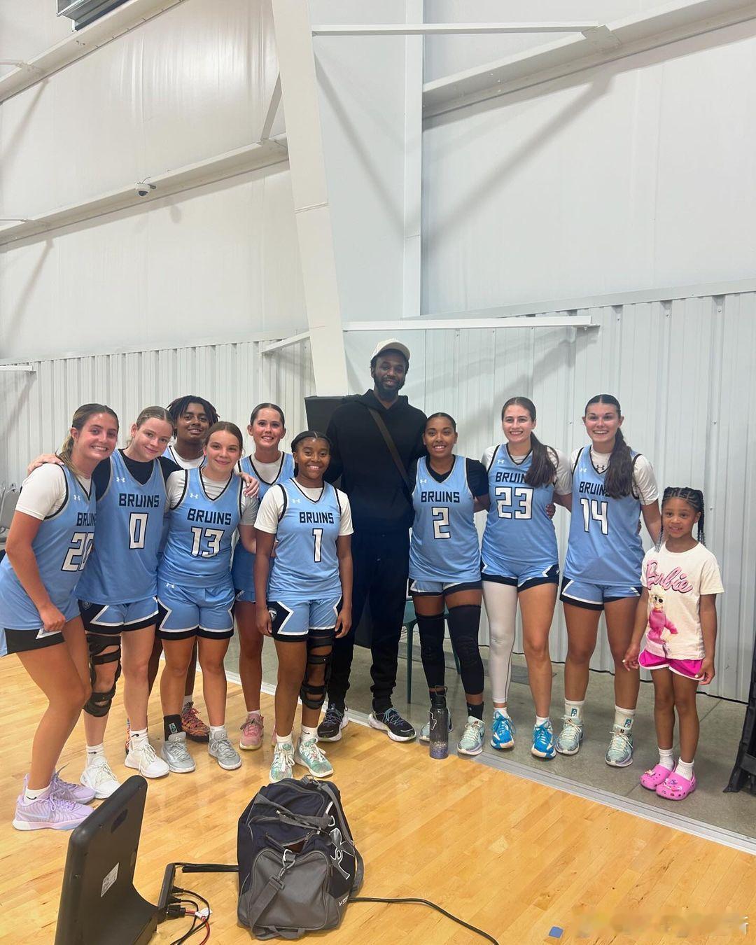 芜湖！终于看到我的小A了[色][色]那个站中间的大个能不能让个C位出来#篮球热力