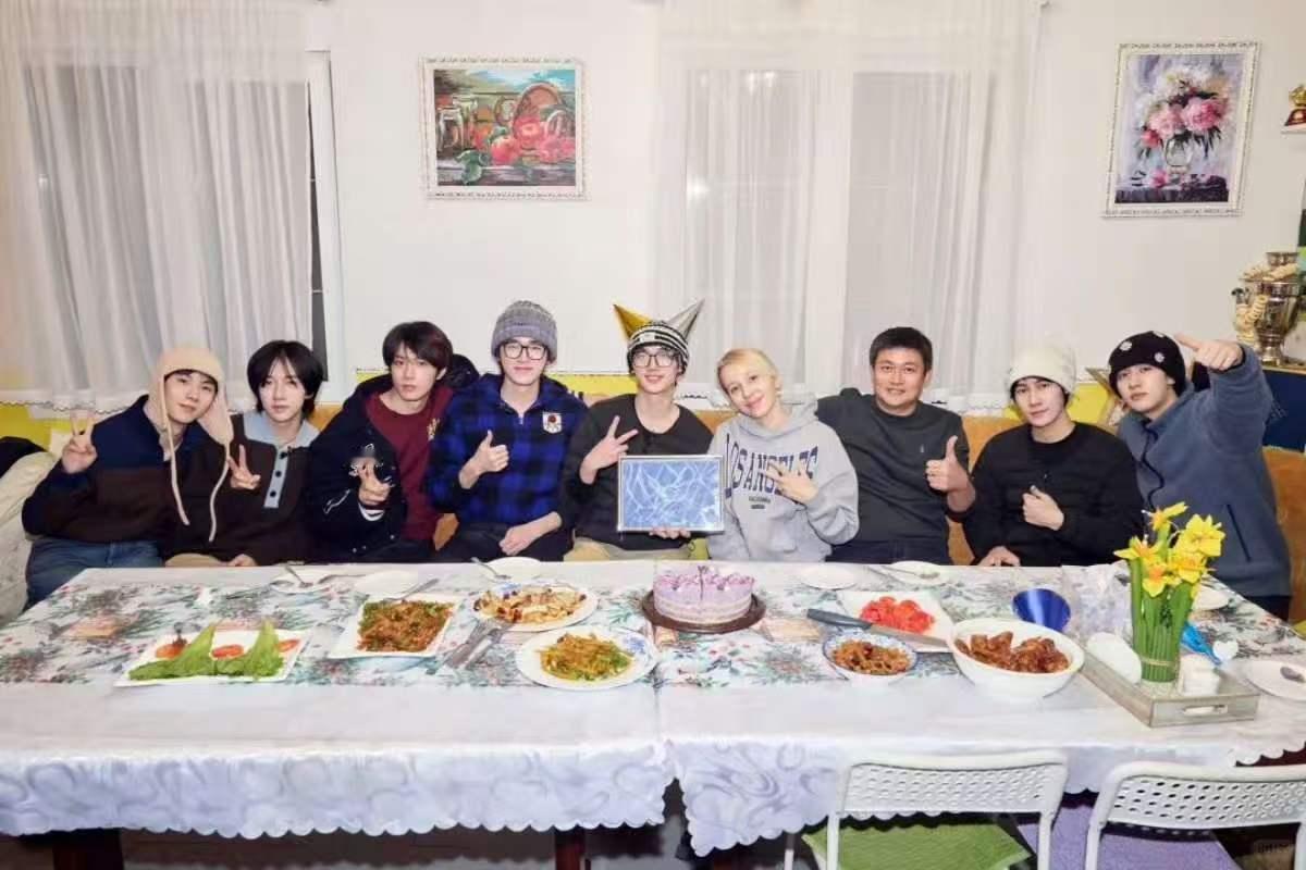 俄罗斯老板发了和时代少年团合照 被这张合照戳中了！时代少年团在国外也超耀眼，和老