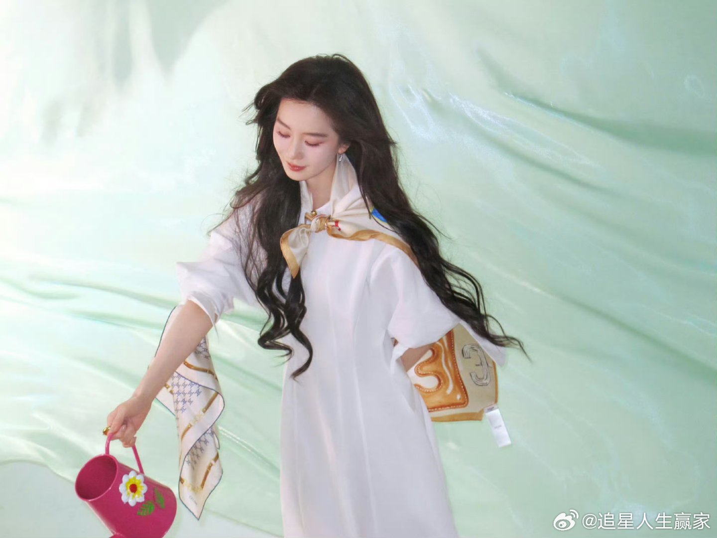 刘诗诗39岁捧花照岁月不败美人，时光偏爱诗诗。刘诗诗生日快乐 