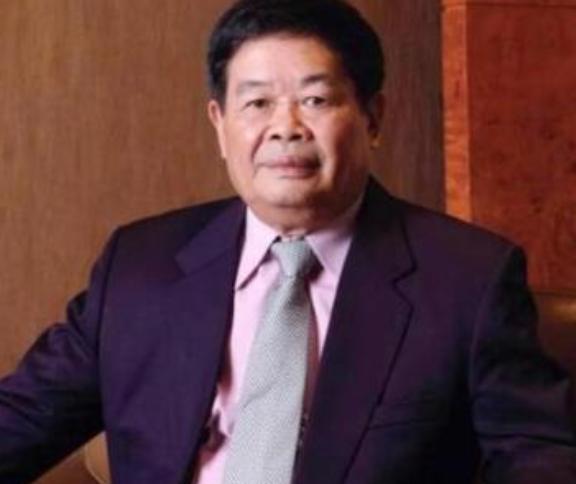 1990年， 一个名牌大学生到福耀公司求职，50多岁的曹德旺看了他的简历，一脸不
