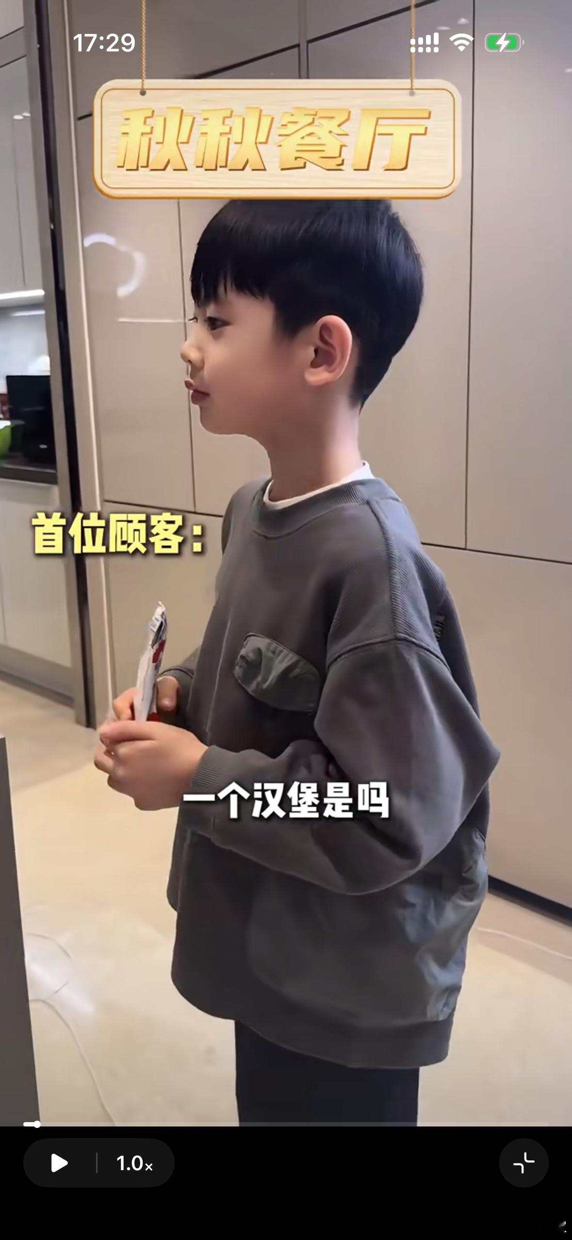 秋瓷炫儿子颜值这孩子是少有的中韩混血里长得像中国人的8岁就已经快到妈妈肩膀了，啪