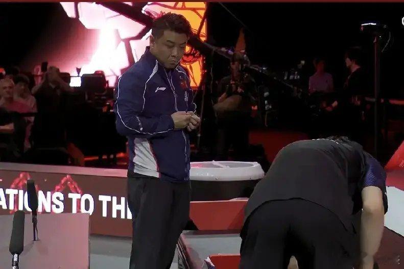 又看到王浩指导那生无可恋的脸了。温瑞博输了球，输的很惨，被韩国老将张禹珍零封。也