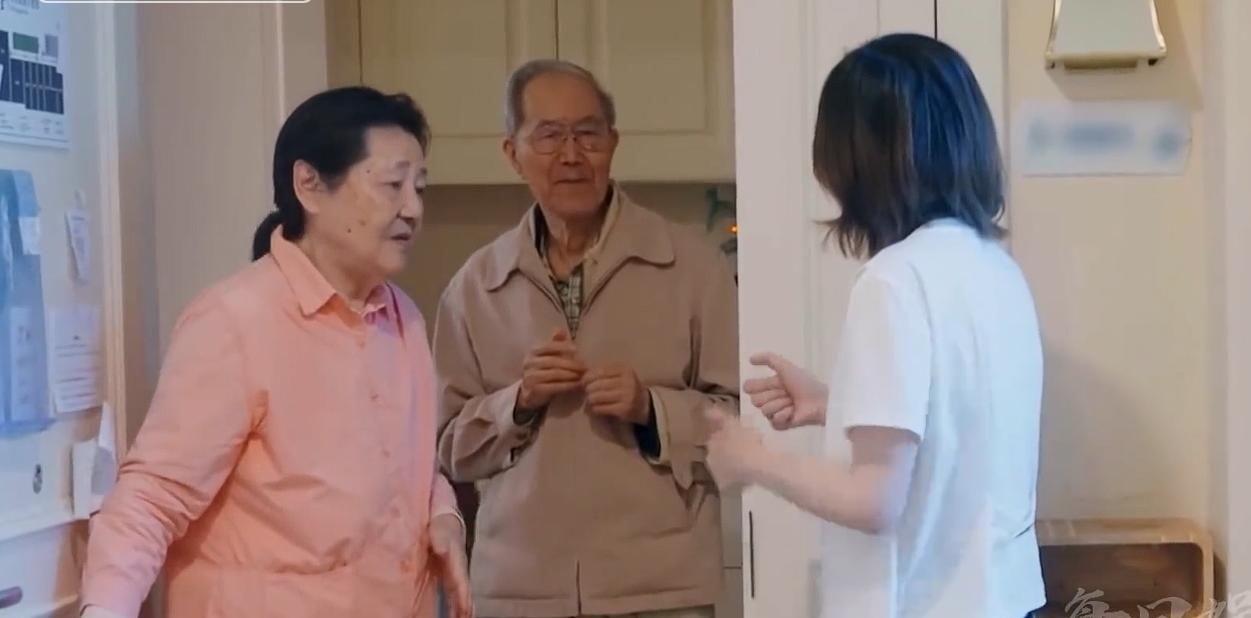 王琳把父母送进高端养老院，8年定期探视，开销全她承担。
80岁的父亲坐在养老院的