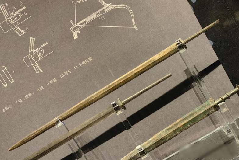 “简直赚翻了！”12月11日，安徽六安，一男子在泥里挖泥鳅时，突然碰到了坚硬的东