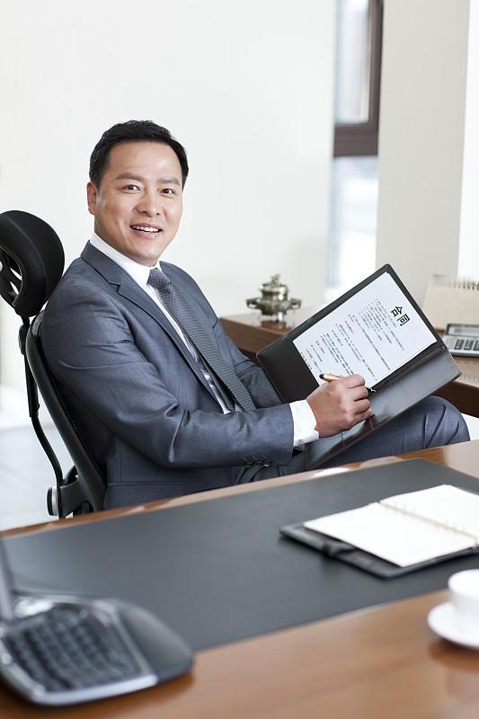 之前跟一个做建材生意的老板合作，对方身家近千万，谈项目时拍胸脯说零额外加价，结果