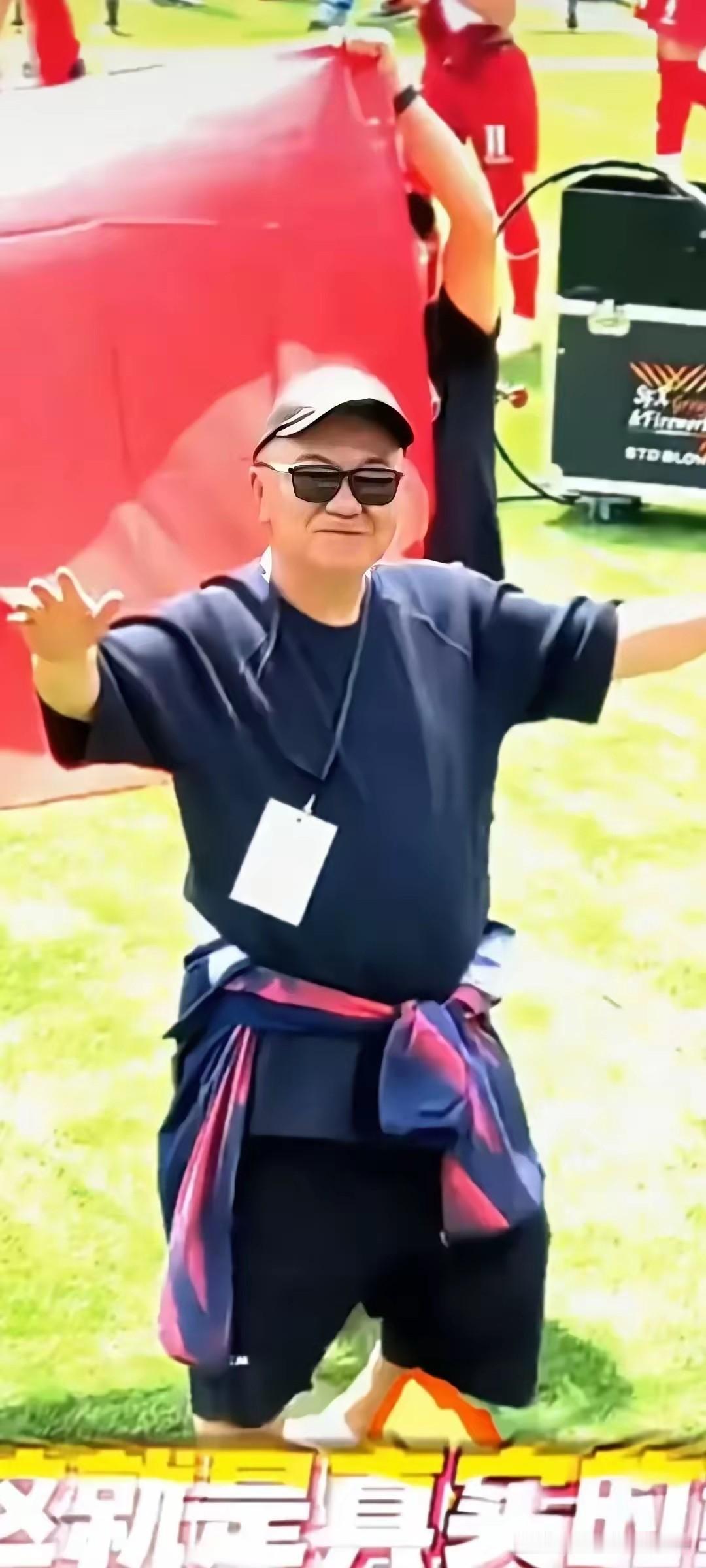 董路这回在直播里抛了个大雷，说是有两家国内顶尖的影视公司都在找，想把“足球小将”