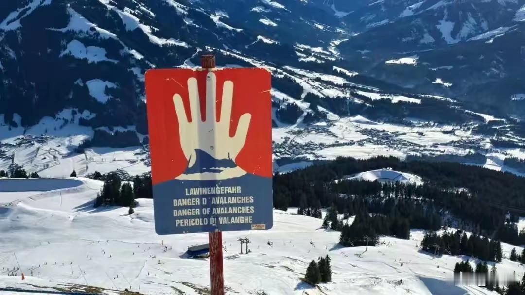 王女士事业有成，但最近有一件事她挺闹心。
女儿结婚后，女婿就辞职不干了。找工作也