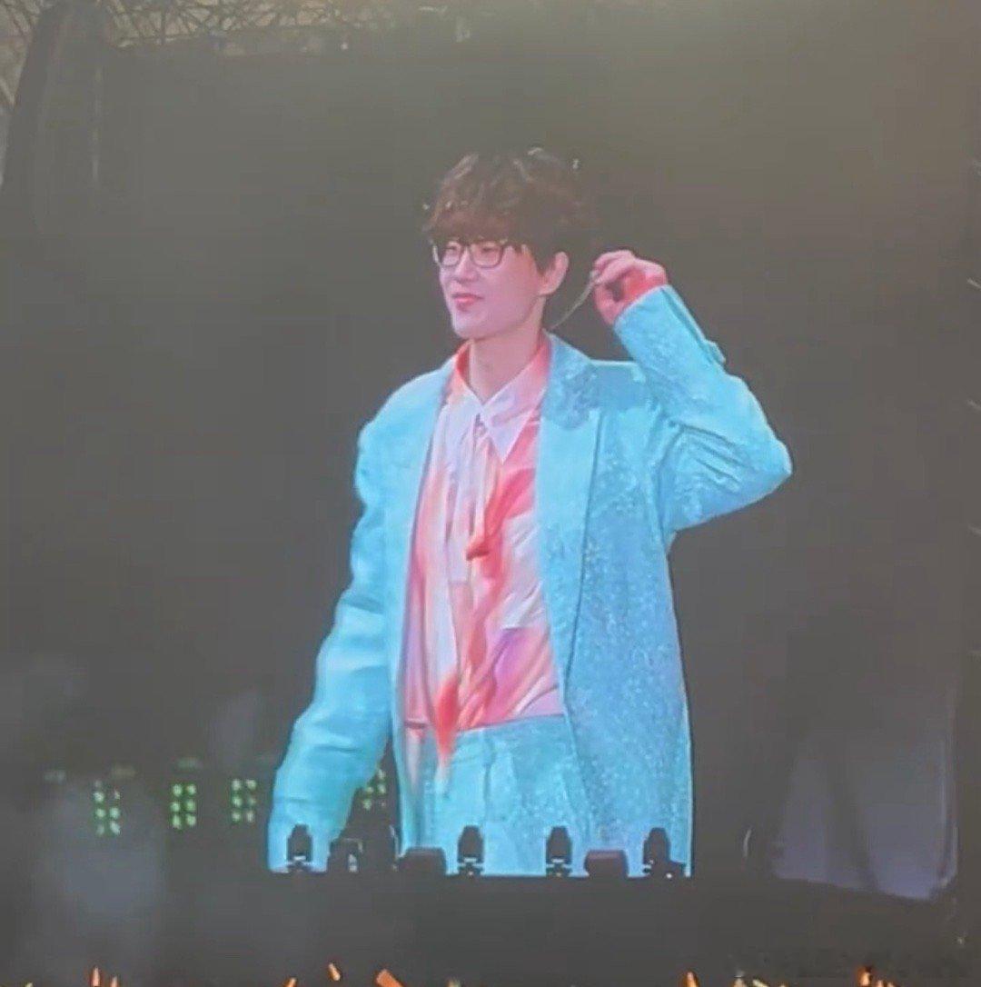 许嵩 衣不如新人不如故  许嵩巡演换装如奇迹暖暖，而他感慨“衣不如新，人不如故”