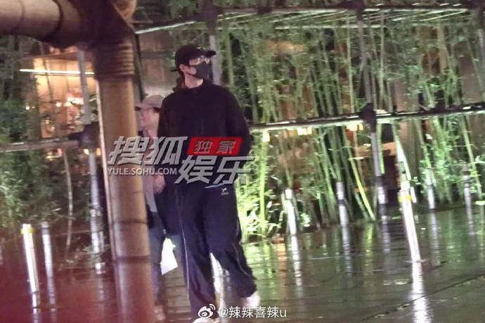 刘昊然和父母饭后散步 有八卦媒体拍到刘昊然和父母饭后散步，一家三口一起散步看起来