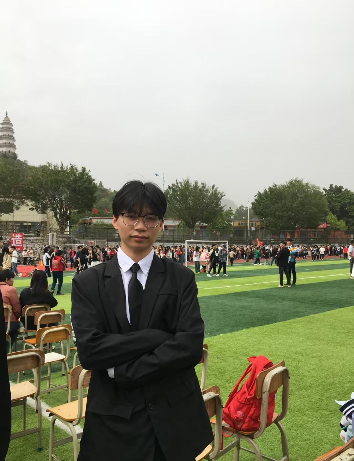 舞蹈生也能考高分？

凌晨六点压腿，凌晨一点刷题，肇庆实中高三的钟浩彬把24小时