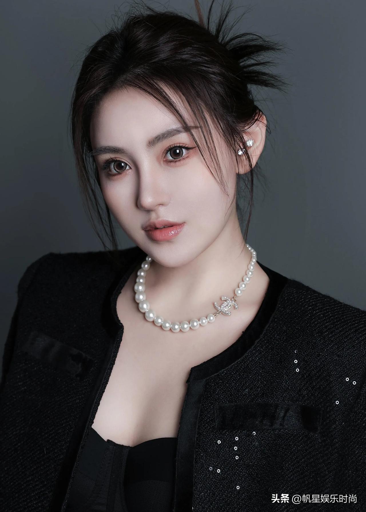 这组黑色纯欲风小香风写真，短款内搭巧妙勾勒出纤细腰线，外搭缀有亮片的粗花呢西装，