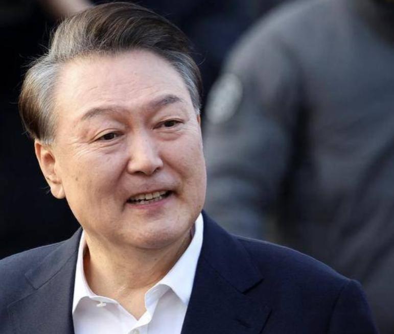 一听死刑两个字，尹锡悦涨红脸，他终于明白，李在明完全不给活路。得知最终下场结局的