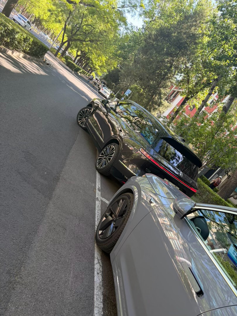 三代蔚来es8侧方停车未果，在门口揉了两把。我给他往后挪了一点，也是没进来。估计