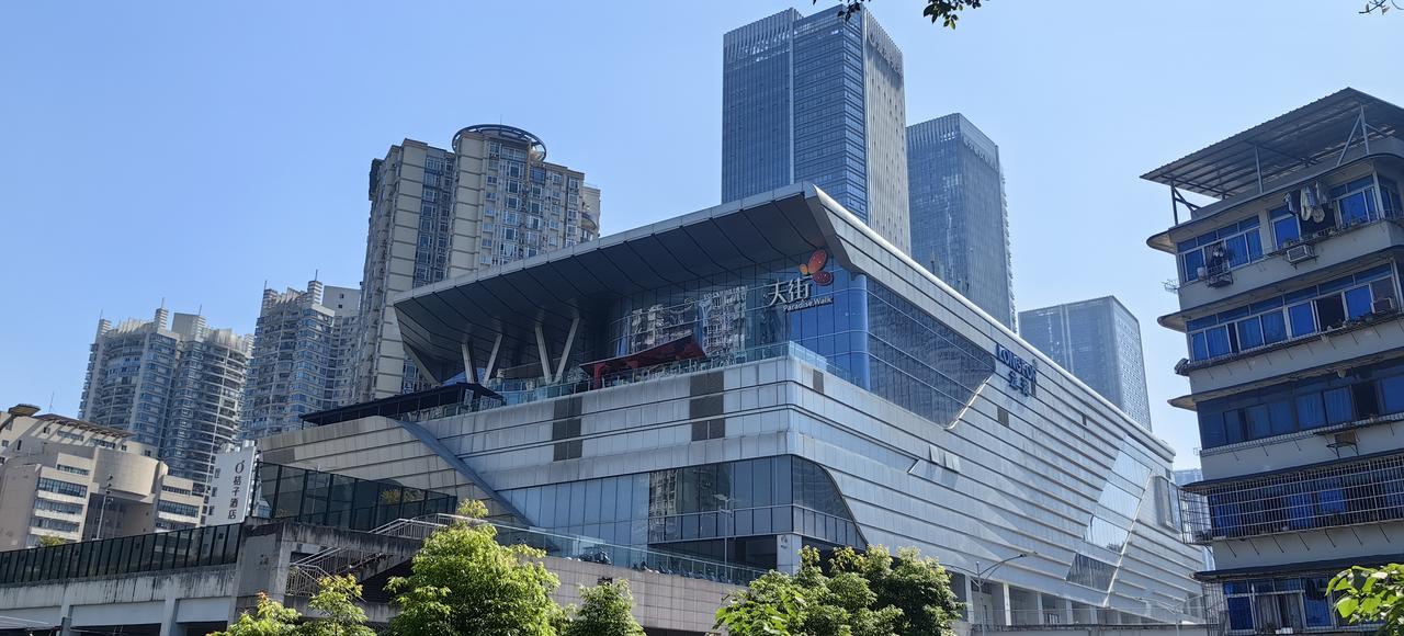 [吃瓜群众]龙湖在沙坪坝这个“天街”，和火车站融为一体…也是有点意思[灵光一闪]