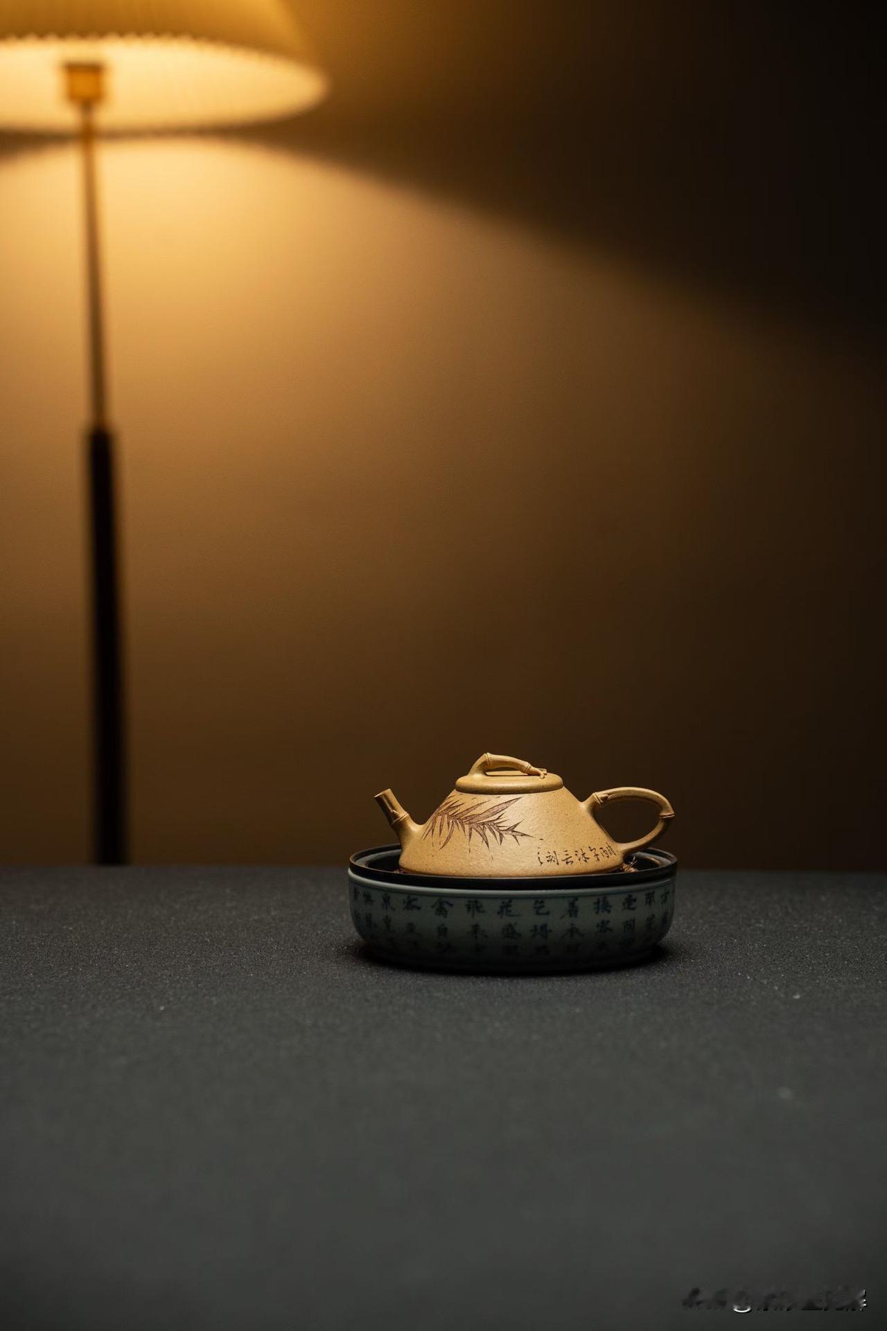 泥料中加入的睡的成分的改变
以前，紫砂泥料中添加水是河水、井水或天落雨，当时，自