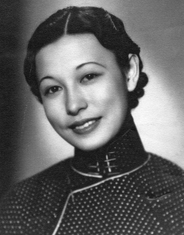 1943 年，郭婉莹难产住院，可她的丈夫却在闺蜜家里过夜。出院后，郭婉莹精心打扮