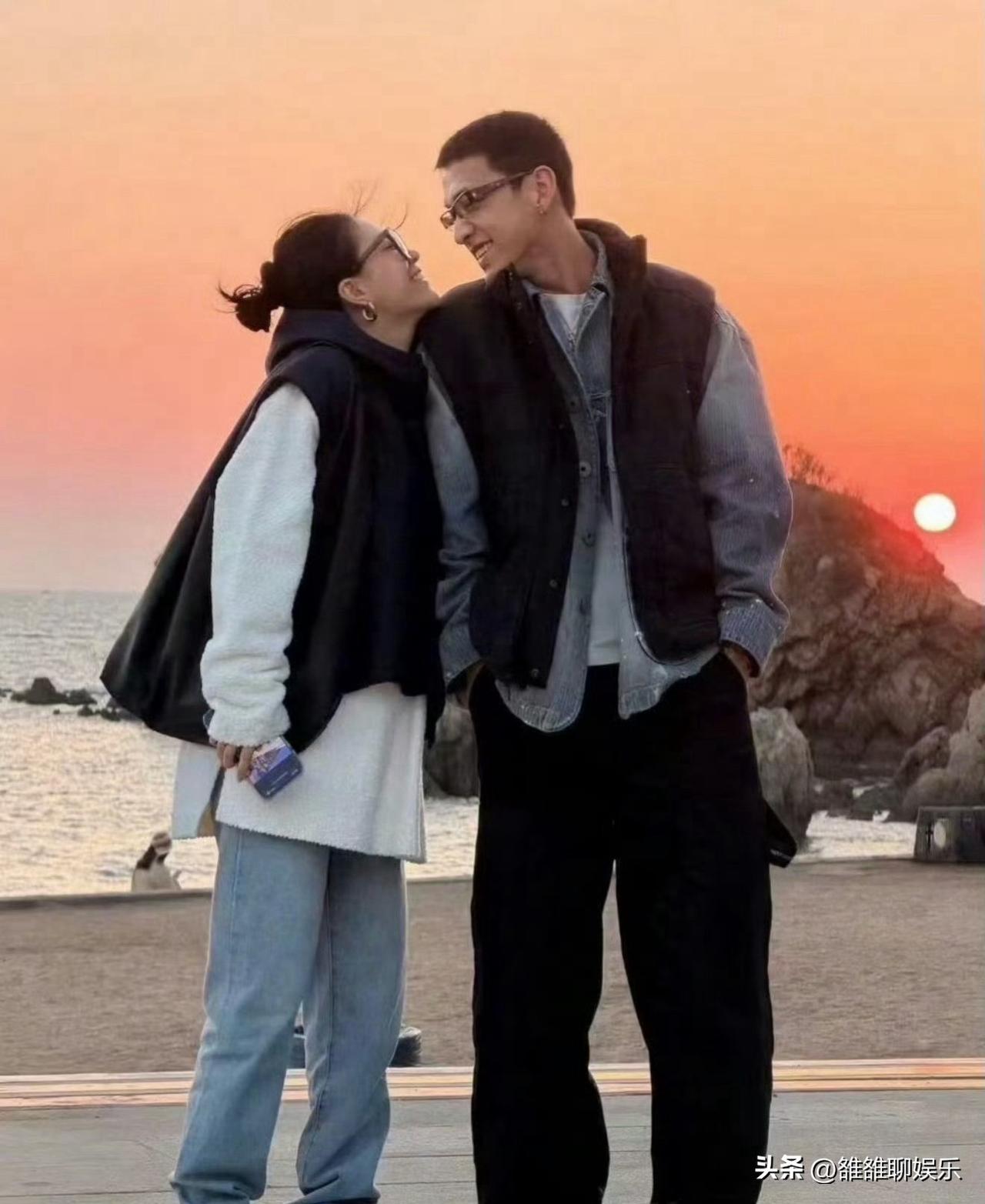 李佳格在直播时说：“我男朋友分期送我耳环，他先攒钱买了一只，然后再攒钱买另一只。