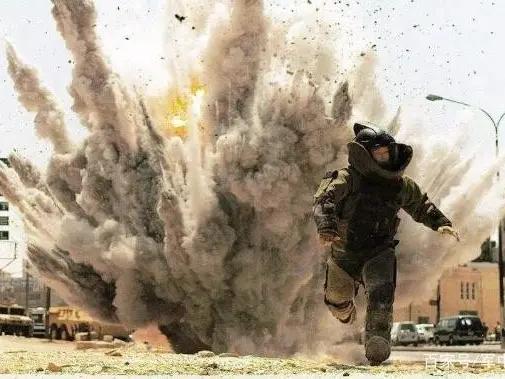 别被电视误导，有战场经历的老兵提醒，遇到爆炸时，千万别整个身体趴在地上，那些卧倒