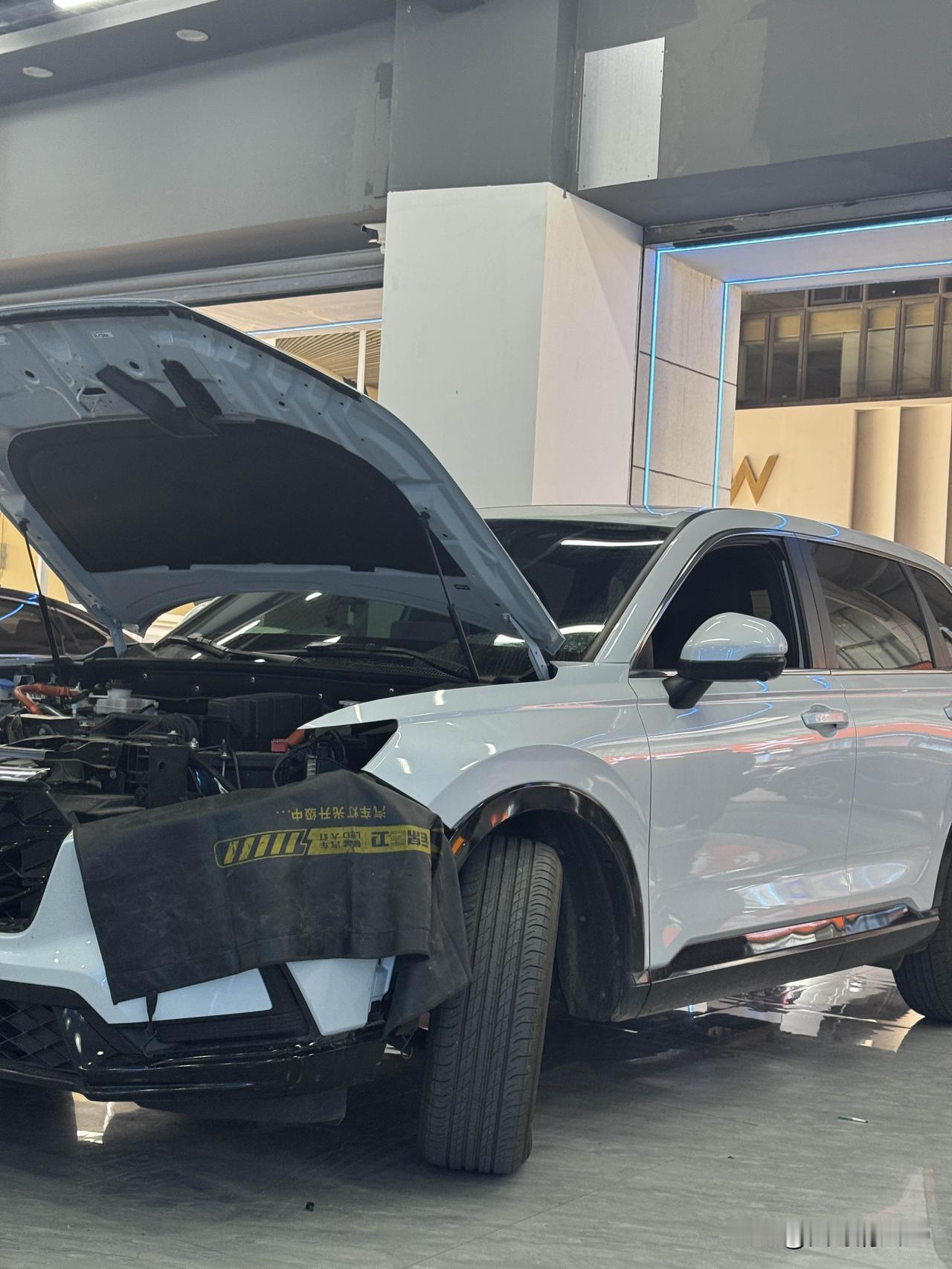 忍不了啦，周末去改灯了。这车平日在城里开，大灯亮度不太够，也还是可以接受。上个月