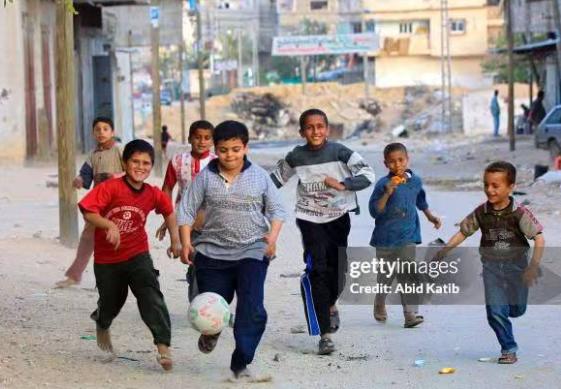 美帝国主义确实比以色列厉害，一套组合拳炉火纯青。要给加沙地区，修建几十个足球场，