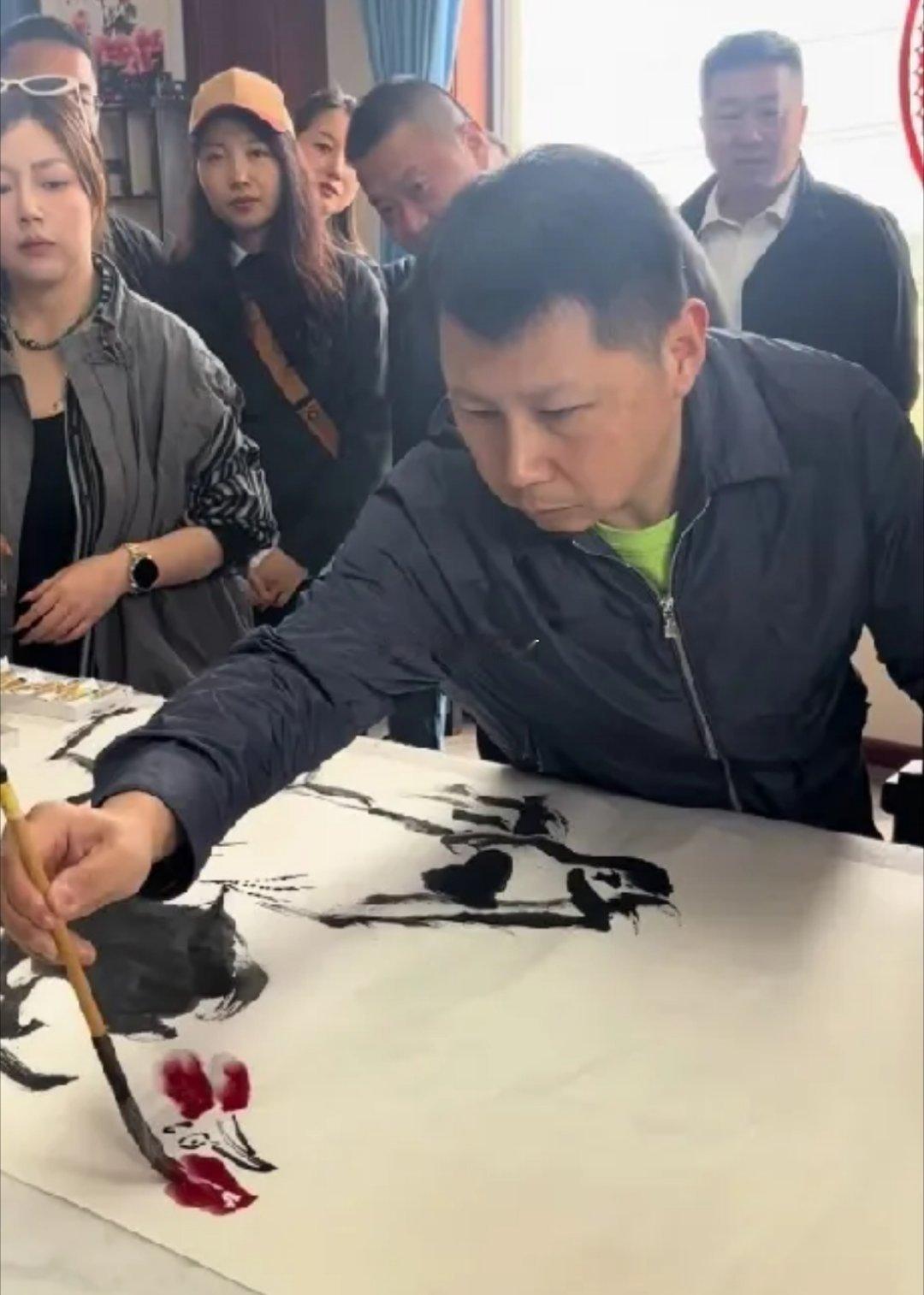 郭德纲的徒弟何云伟老师，绘画水平有望成为顶尖人物。 