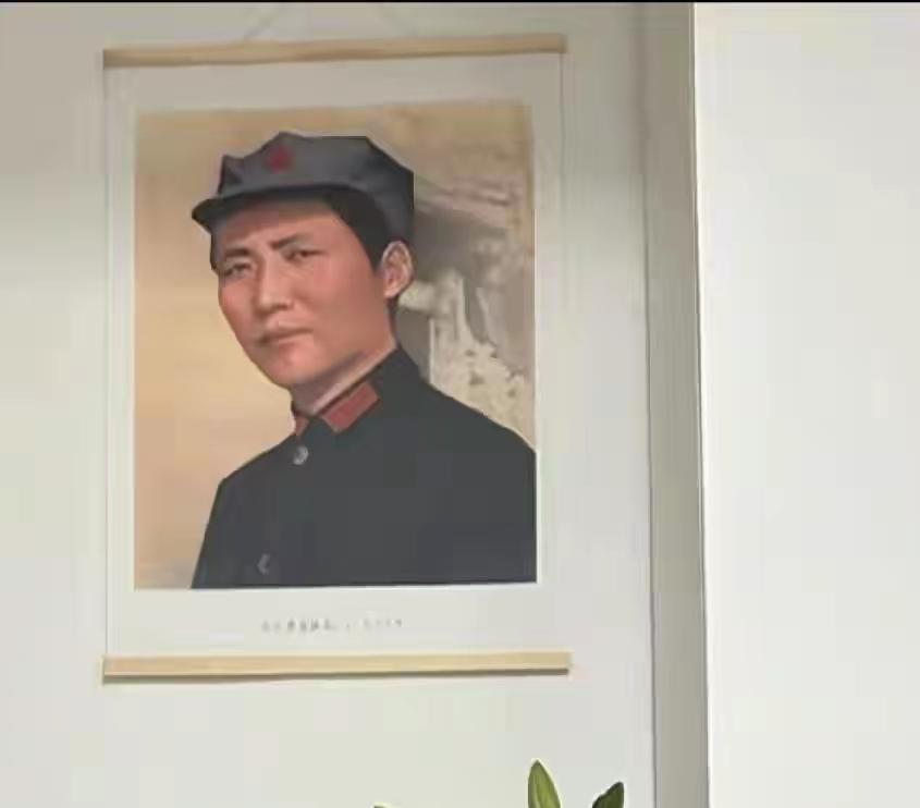 小时候不懂家里为什么挂着毛主席画像，直到听爷爷讲完他老人家的丰功伟绩，我心里只剩