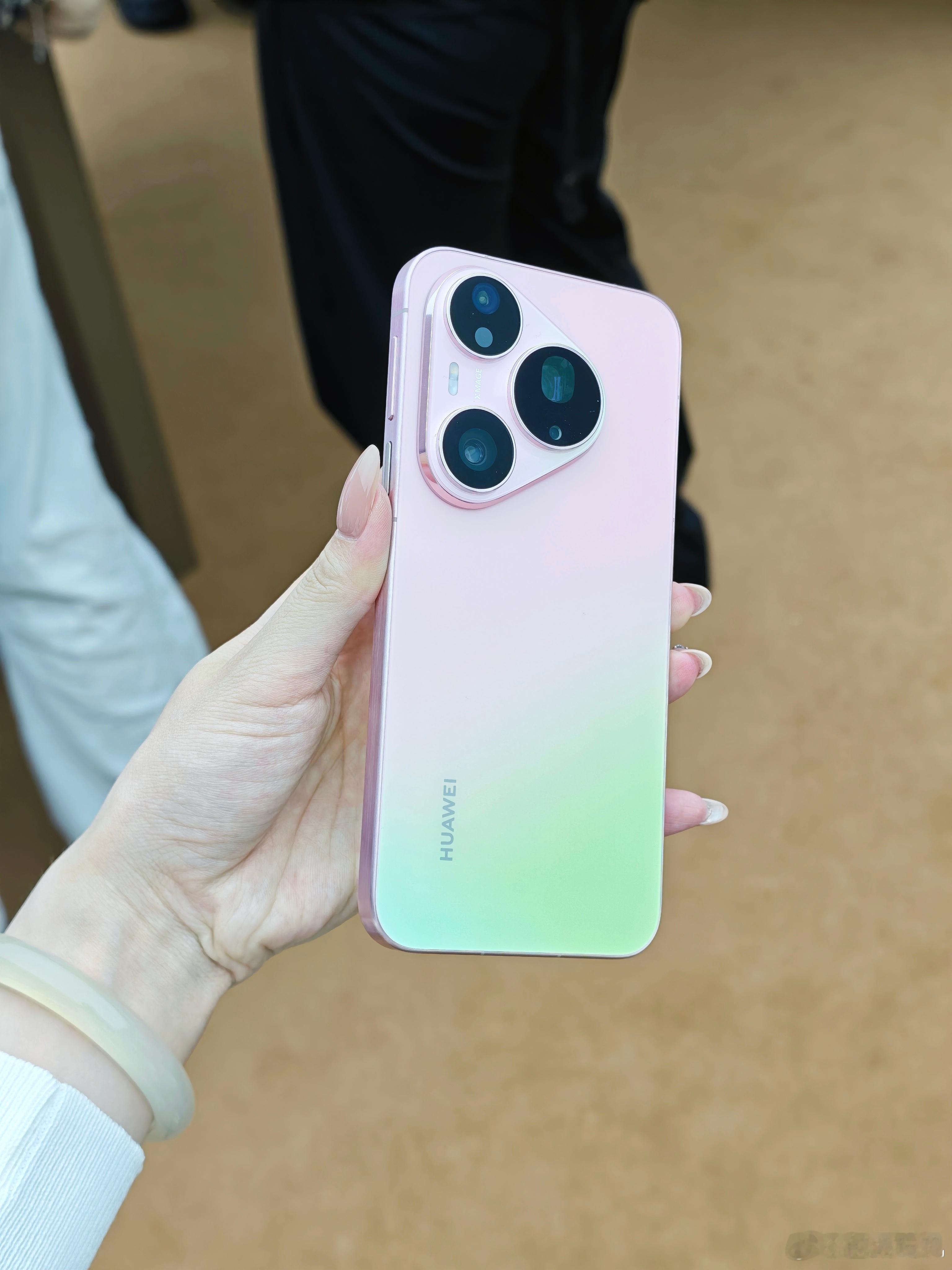 来看看华为Pura 90 Pro系列真机，颜色真的好多啊，哪个颜色你们觉得最绝？