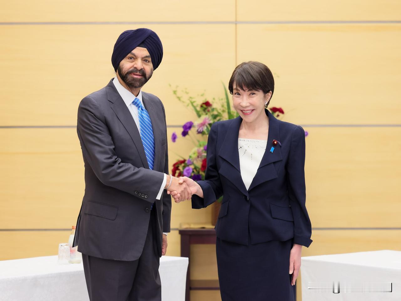 高市早苗扮嫩。日本首相高市早苗会见世界银行行长班加，这次她的表情依然丰富，几十岁