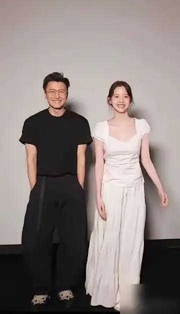 谢霆锋双手插兜，他是真做到了让妻子王菲放心啊! 