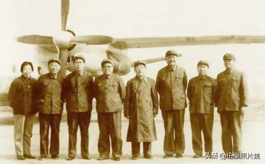 1981年，浙江省军区政委罗晴涛与夫人程超在杭州笕桥机场，为南京军区三位主要领导