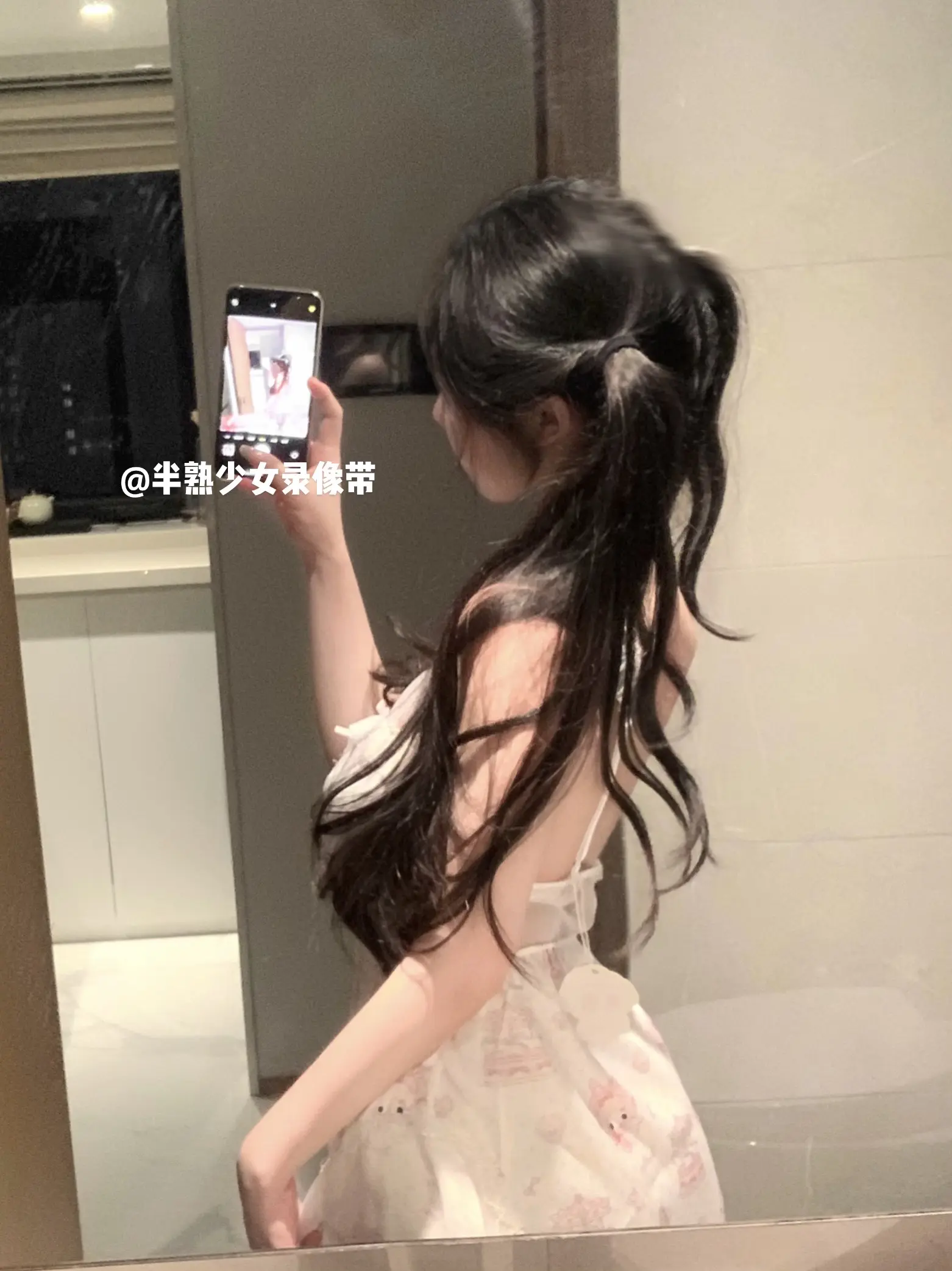 闺蜜 我的新睡裙好显身材。