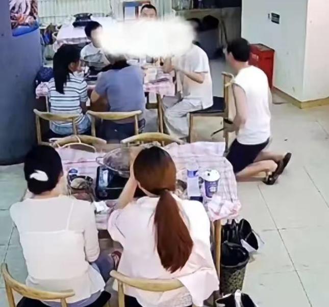 7月4日，武汉一家火锅店里，店老板当着满店客人的面，扑通跪在一桌客人桌前，他这一