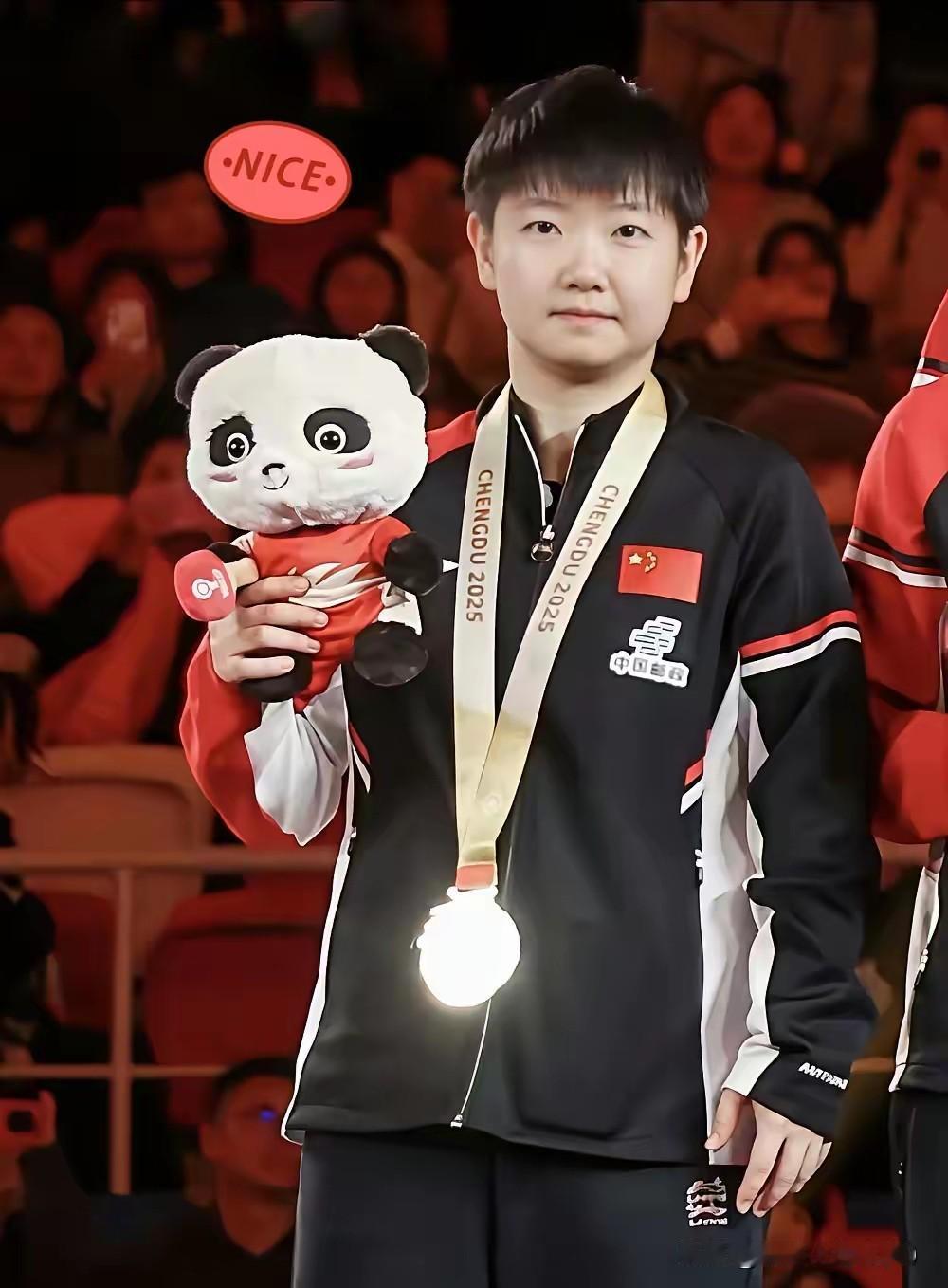 这图刚才反复看了好几遍，
说实话真有点起鸡皮疙瘩。

为什么这张领奖照看着这么奇