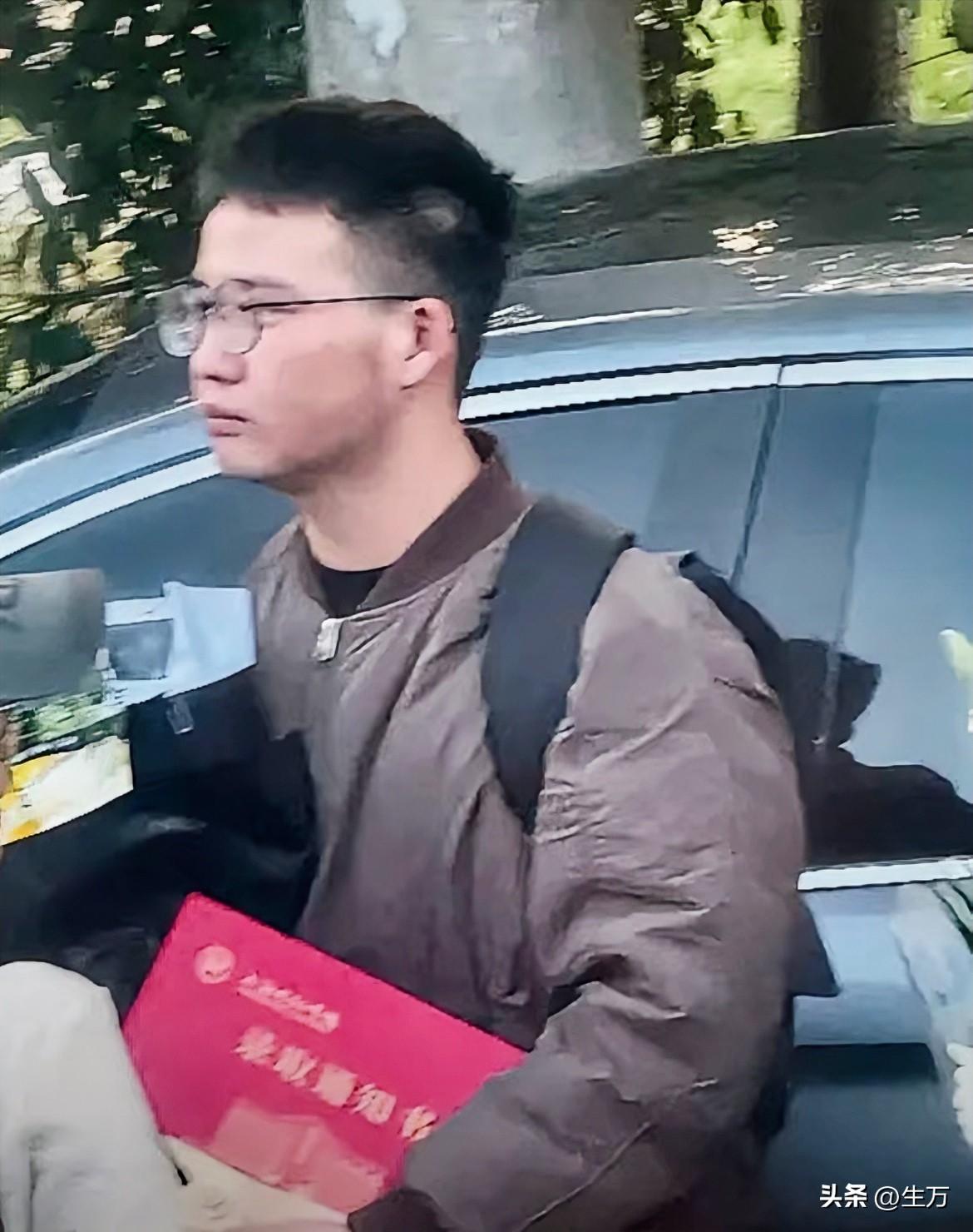 直到看见拿着通知书的男孩来送别，真的忍不住落泪！

在今天送别张老师的人群中，能