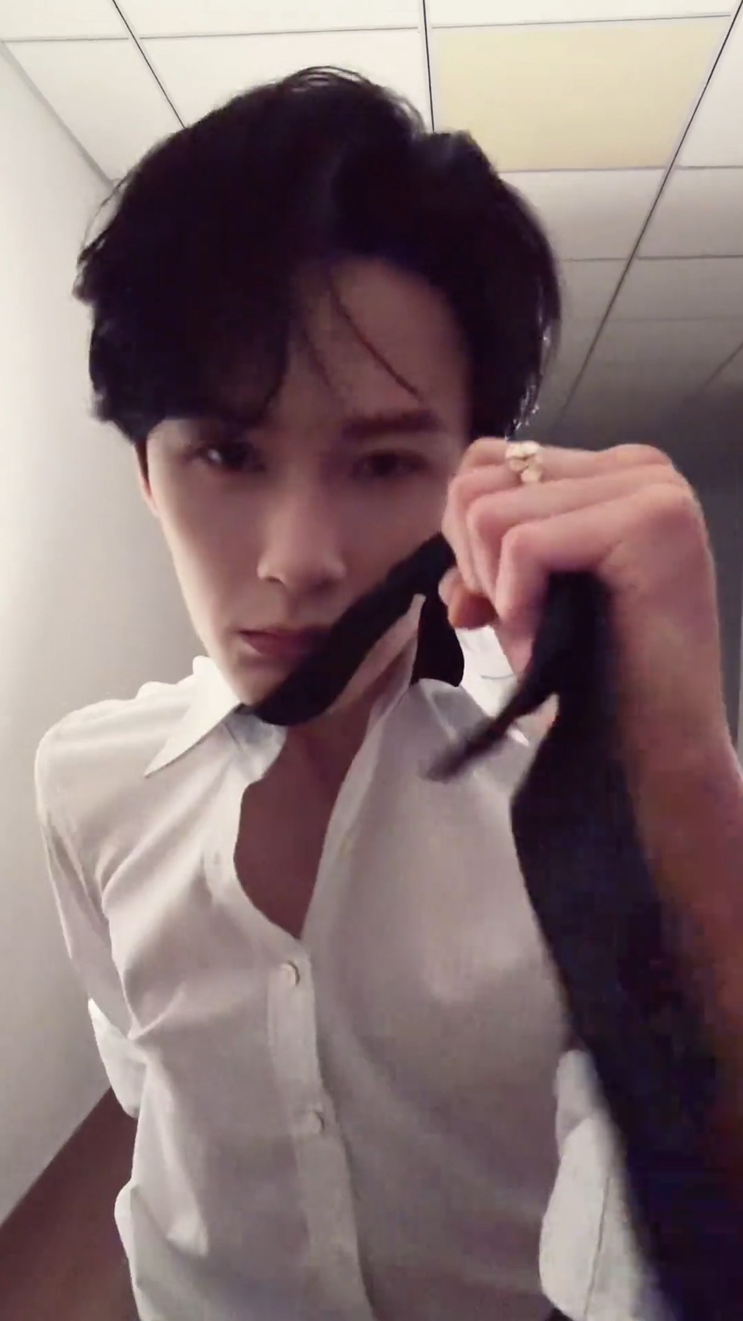 这里像我在抓着他领带