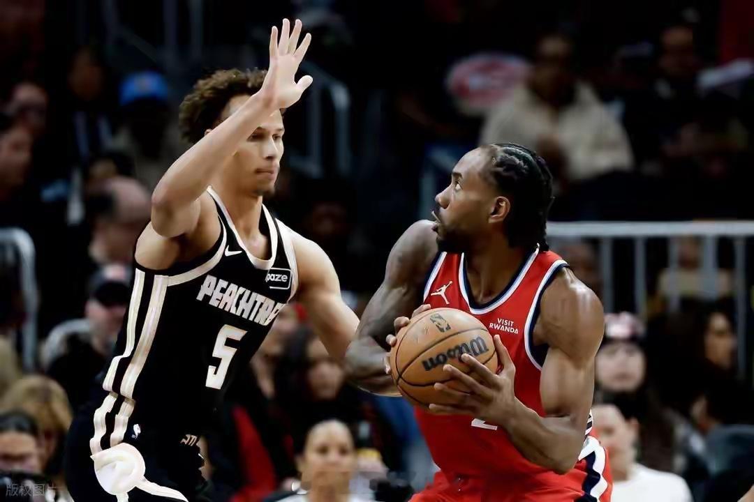 NBA西部多场对决后排名重塑，雷霆21胜1负独霸榜首。火箭121-95大胜国王、