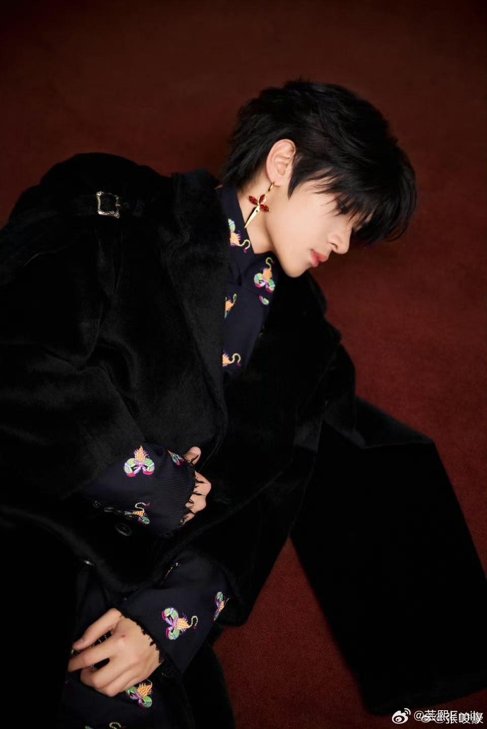 张峻豪上城士新中式造型上城士非遗巡游展上城士活动张峻豪身着SANKUANZ 20