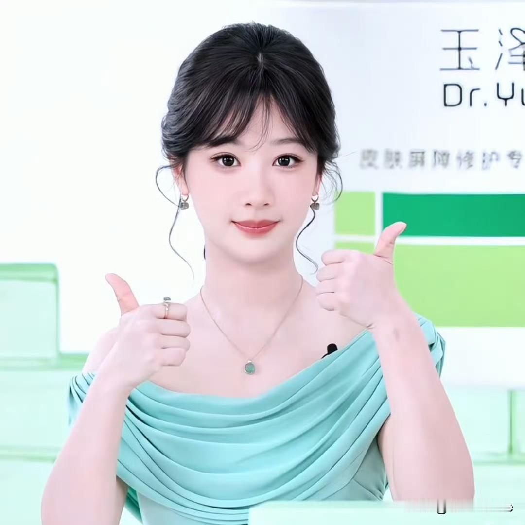 9月21日，今晚的杨紫，是薄荷绿女孩！
久违的可爱风，薄荷绿褶皱抹胸裙，配低盘发