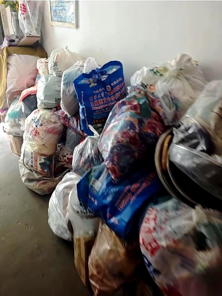 吓出一身冷汗。
一个露宿在小区院子里两个月、精神不太正常的大姐，突然开始疯狂往我