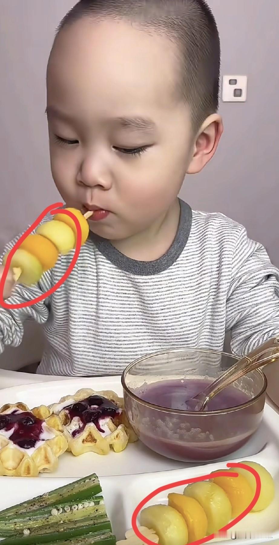 谁敢说这样吃没问题，那可真是睁眼说瞎话。

2岁的米乐，正餐吃的是水果和甜品，傻