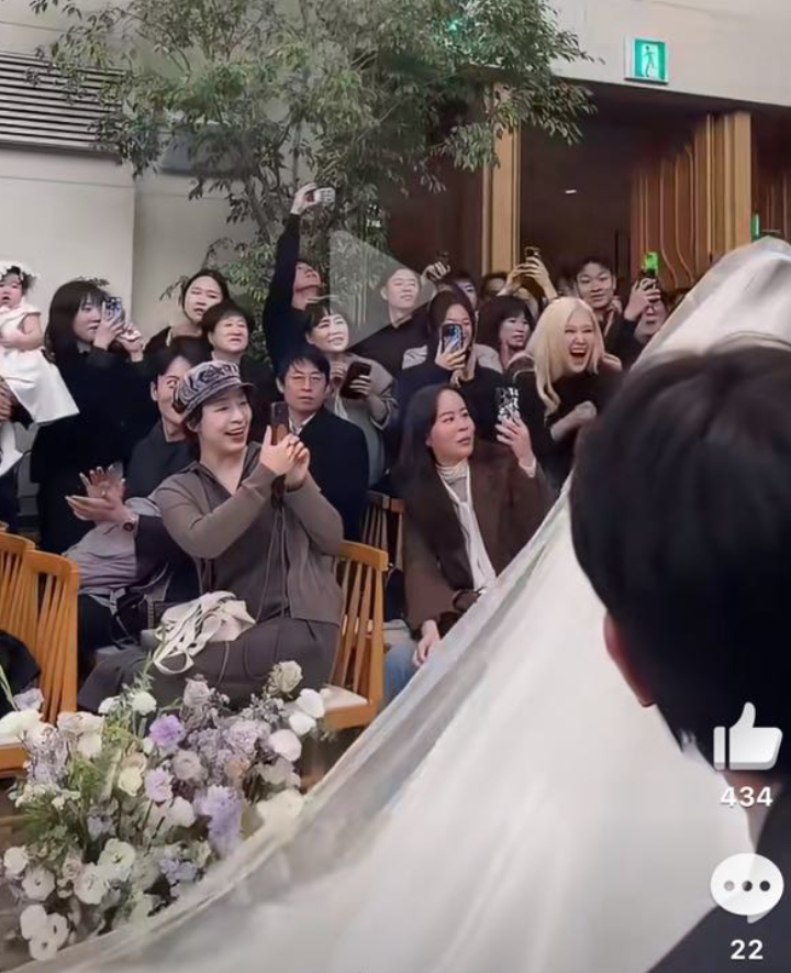 就不指望老马户是素人人群里最美的了吧。。。结果还成了最惊悚的。。 