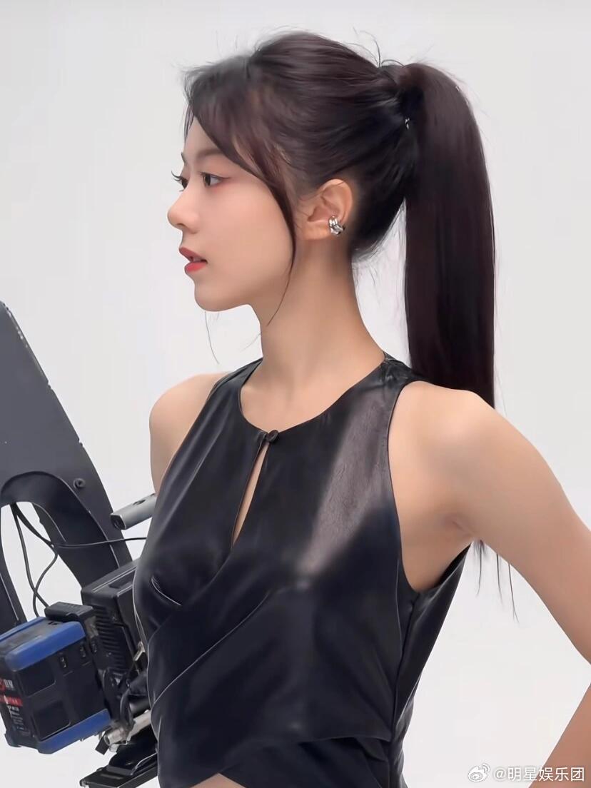 赵今麦 赶来观看李斯丹妮MV第101遍 赵今麦绝美侧颜杀😍😍这完美的一颗头，
