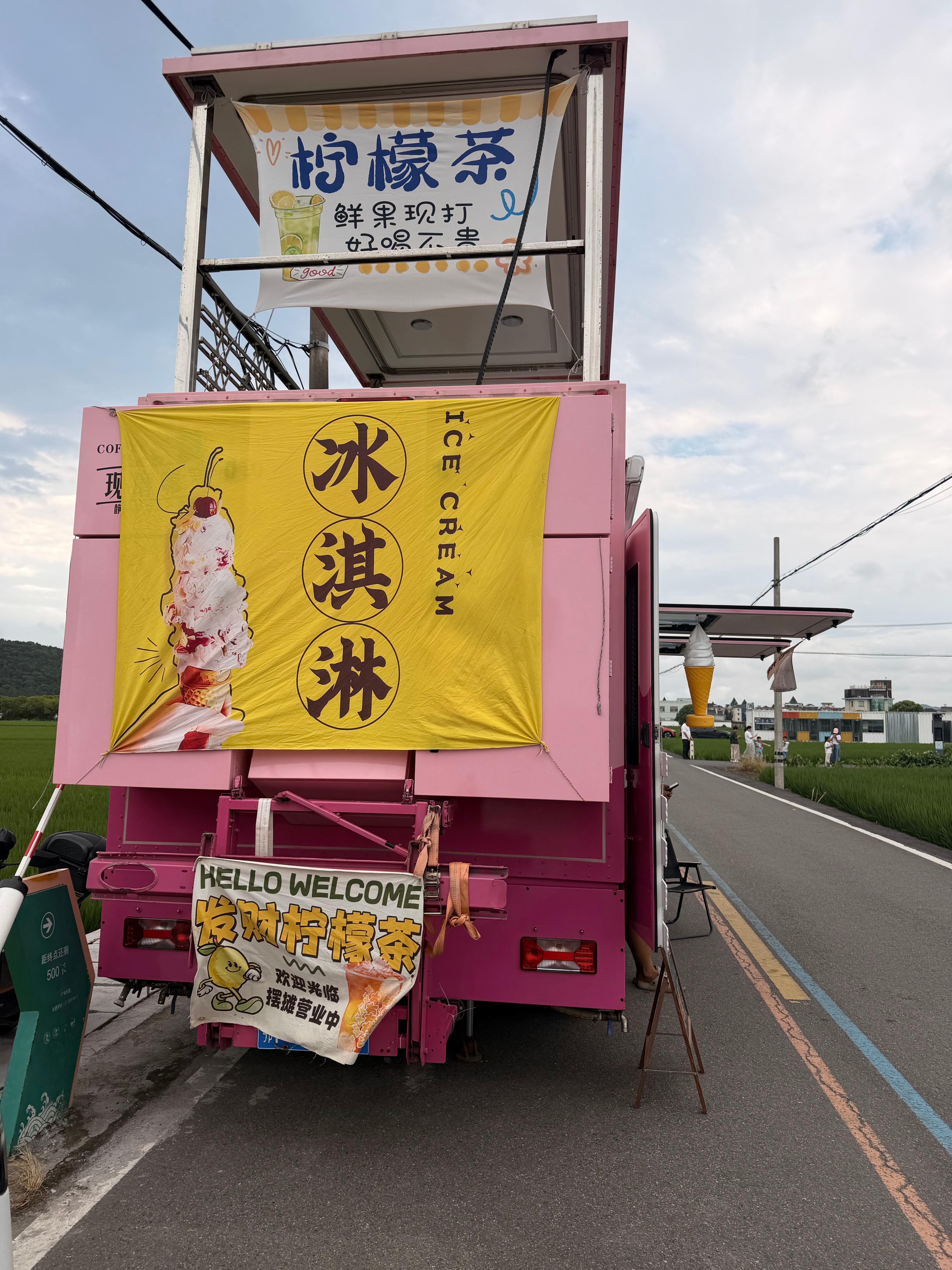世界以痛吻我，我没同意啊这不是性骚扰吗？！早安，小蜜蜂们[二哈]心灵麻辣锅 ​​