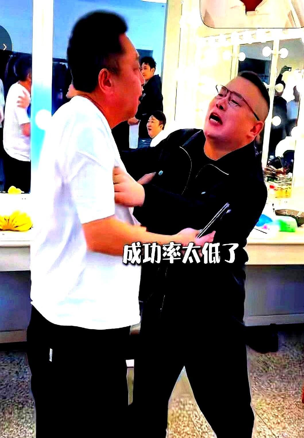 几十个壮汉堵门要钱，岳云鹏带头跪了一地。
这不是黑社会收账，是德云社春节保留节目