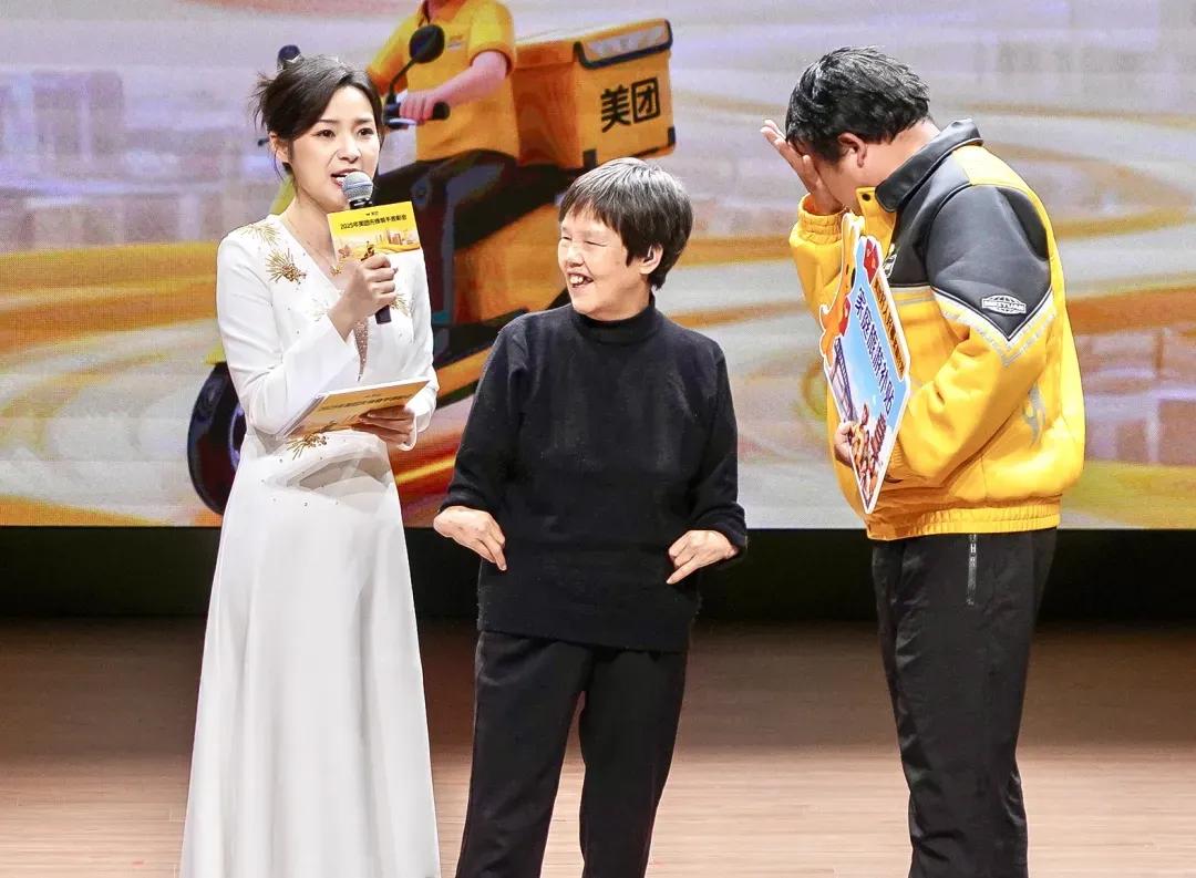 11月6日，美团在武汉搞了一场“先锋骑手 点亮城市”的颁奖盛典，对今年表现突出的