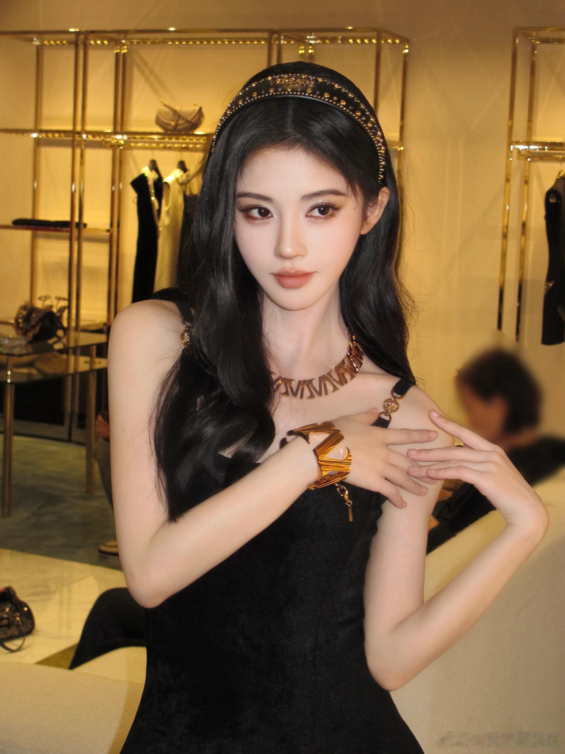 鞠婧祎｜Versace美杜莎 米兰时装周💄:华天崎📷:林奕颖这次非常美，也找