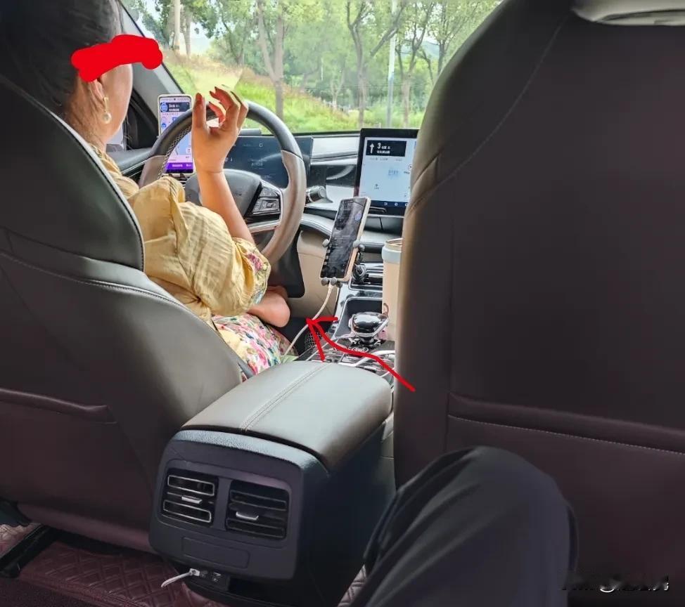 今天打车，司机开车时居然翘着腿。。。这种坏习惯千万要不得啊