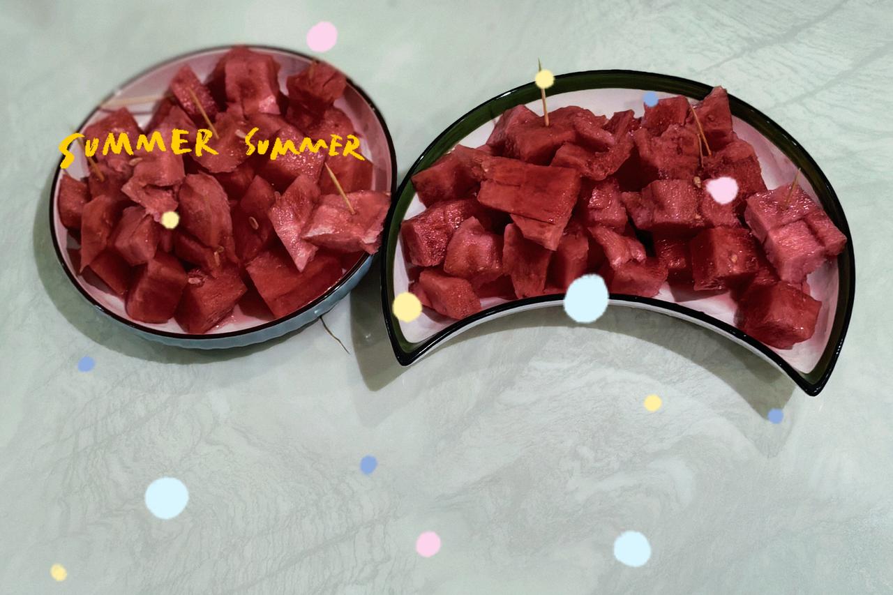 餐后水果，
夏天，
还得是西瓜味。
今日随手拍