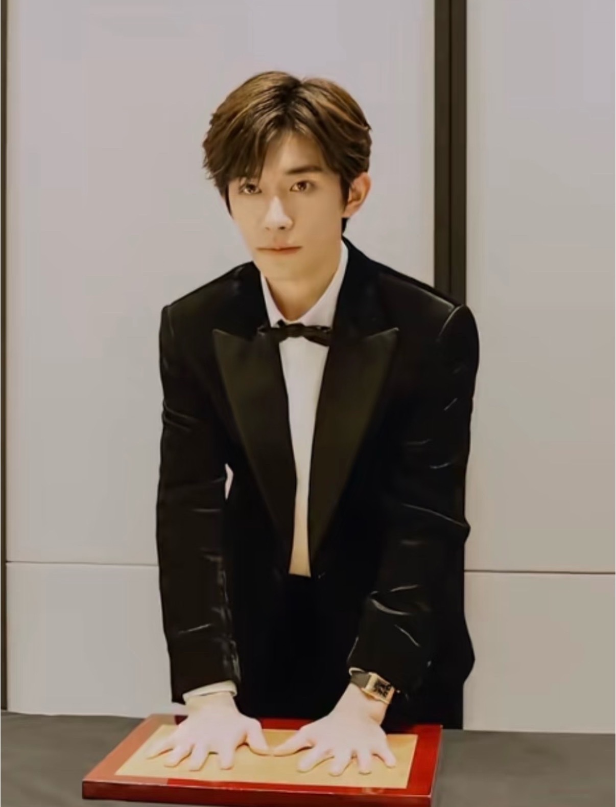 这个含金量就不用多说了吧，我们易烊千玺金鸡影帝手印已留