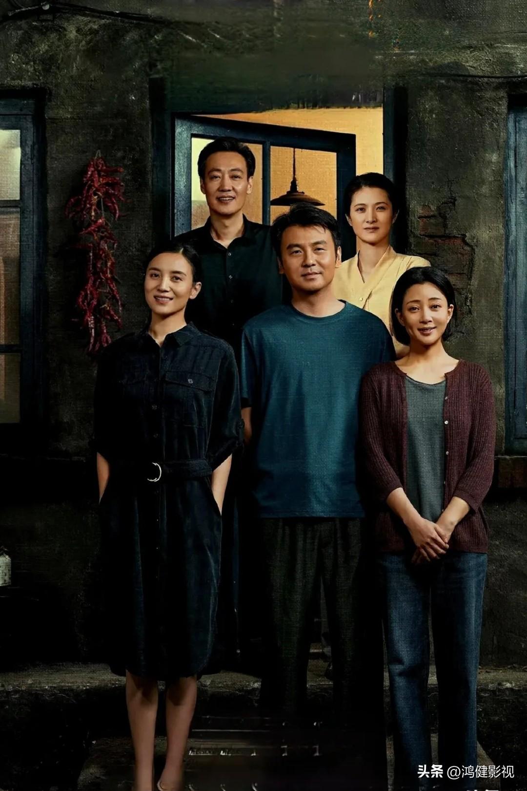 仔细看镜头里5位演员。后排就认得出高大修伟，气宇轩昂，一表人才的辛柏青；前排左一